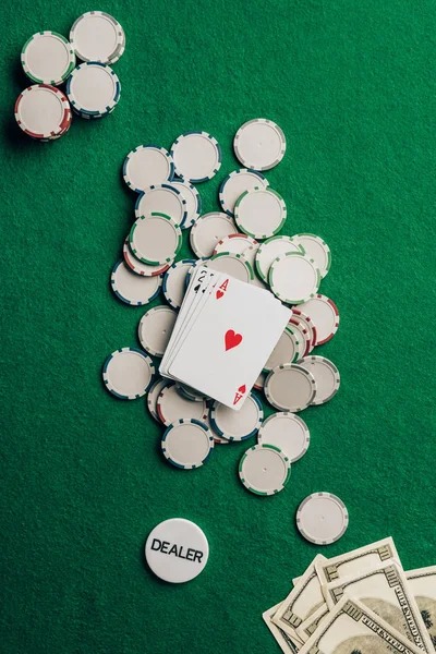 Tampilan live dealer blackjack dengan pemandu acara